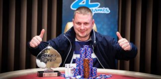 Poker Fever CUP: Bartłomiej Łojko wygrywa turniej główny! Poker Fever CUP Bartłomiej Łojko - zwycięzca turnieju pozuje z pucharem