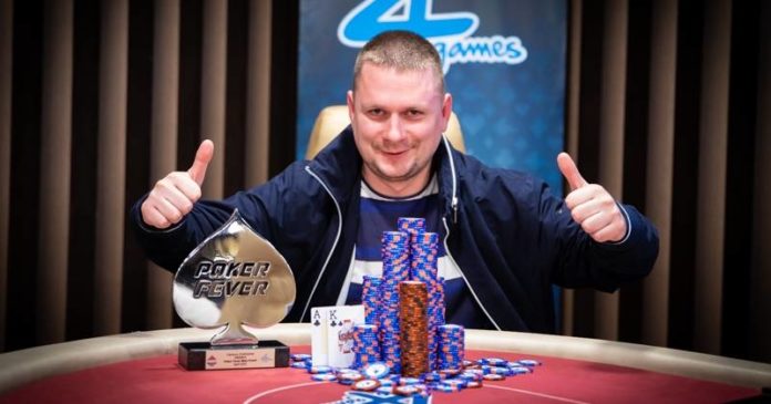 Poker Fever CUP Bartłomiej Łojko - zwycięzca turnieju pozuje z pucharem