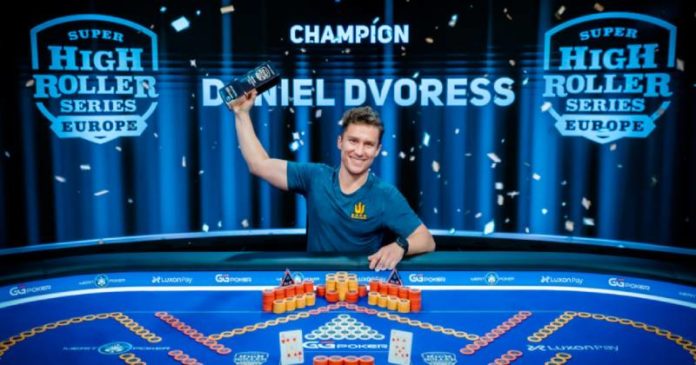 Super High Roller Series Daniel Dvoress (gracz pozuje po zwycięstwie w turnieju)