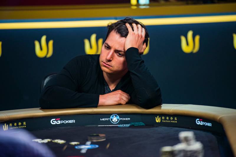 Triton Poker Series Jake Schindler (gracz siedzi przy stole w trakcie eventu 2.)