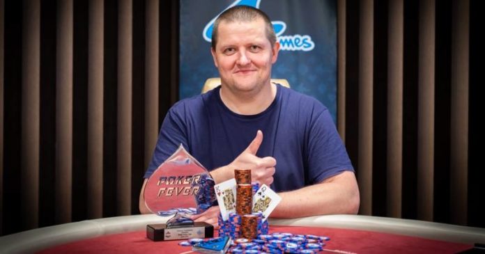 Piotr Trębacz dengan Piala Demam Poker