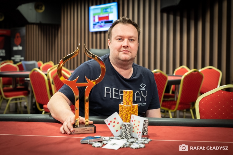Roman Papacek setelah memenangkan turnamen SHR di Poker Fever Series 