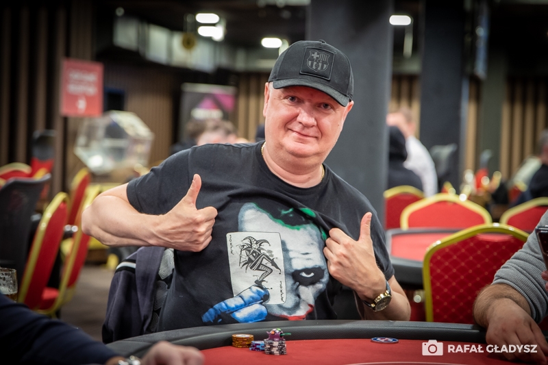 Jarosław Chmiel - menunjukkan jempol selama Poker Fever CUP Special 2023