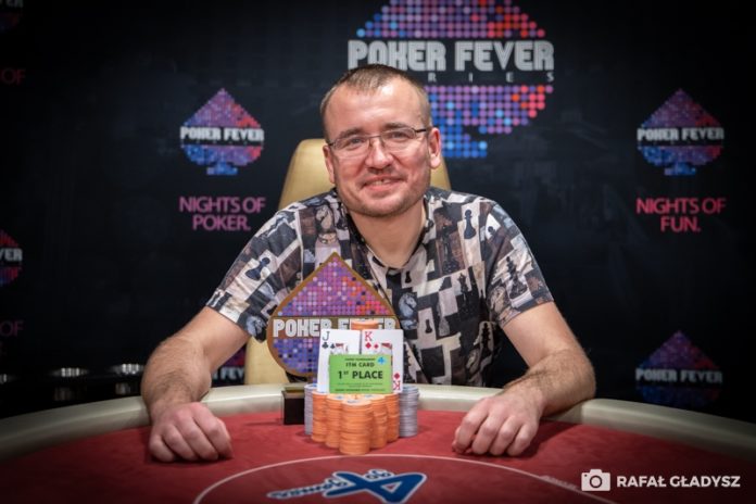 Poker Fever CUP Special - Maciej Świcarz, pemenang Speed ​​​​Racer, berpose dengan piala setelah menang/fot.  Rafal Gladisz