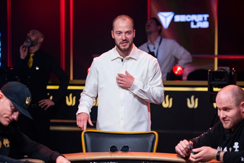 Sean Winter berdiri di meja selama Triton Poker Cyprus 2023 ME