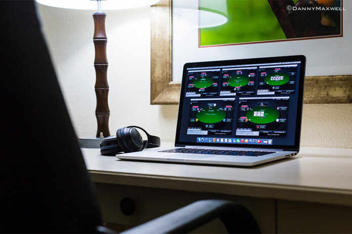Jak przejść mikrostawki? Zdjęcie laptopa leżącego na biurku, z odpalonym poker roomem online.