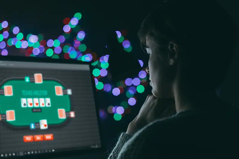 Pokerowa teoria - zdjęcie główne pokazujące gracza siędzącego przy laptopie